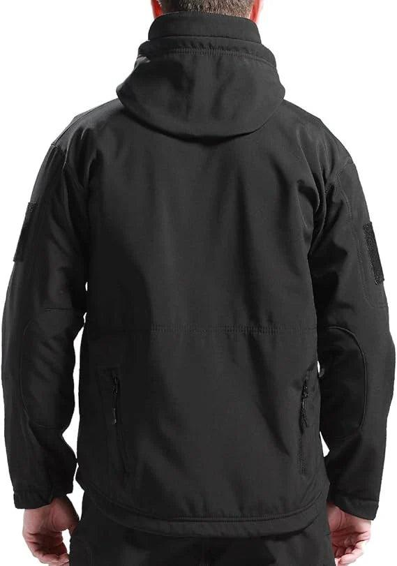 Rückansicht der schwarzen Jacke an einem Mann: Kapuze, Ärmelflächen mit Klettfeld und Reißverschlusstaschen an der Taille. 7