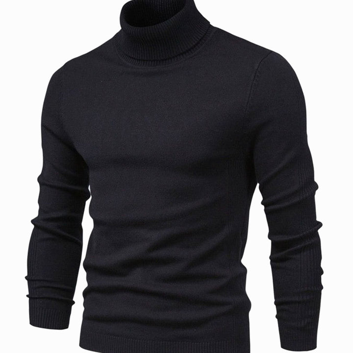 Rollkragenpullover in Schwarz, schräge Vorderansicht, mit Rippenkragen, gerippten Ärmelbündchen und schmaler Passform 2