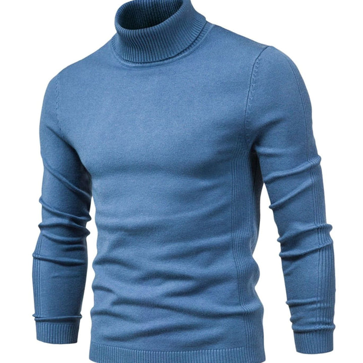Rollkragenpullover in mittlerem Blau, schräge Vorderansicht, mit sichtbaren Rippenstreifen an Seiten und Ärmeln 3