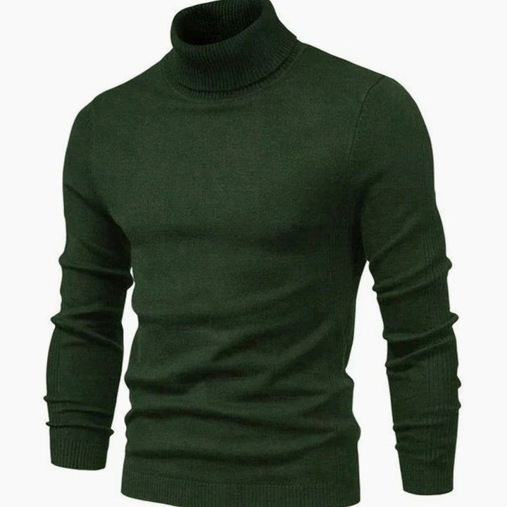 Rollkragenpullover in Dunkelgrün, schräge Vorderansicht, mit hohem Rippenkragen und eng anliegenden Ärmeln 5