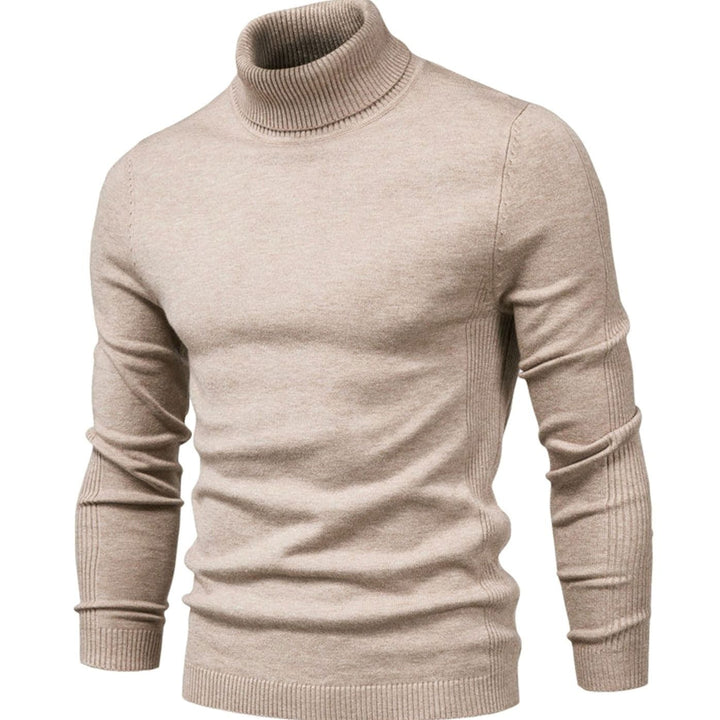 Rollkragenpullover in hellem Beige, schräge Vorderansicht, mit Rippenkragen und feinen Rippenstreifen an den Ärmeln 6
