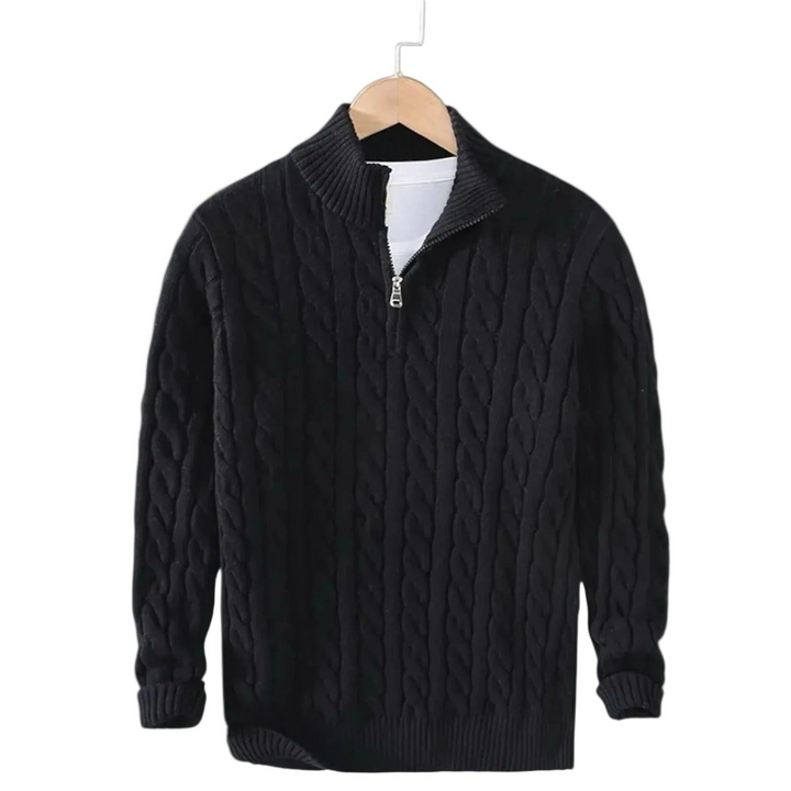 Schwarzer Zopfstrick-Pullover mit Stehkragen und kurzem Reißverschluss auf einem Holzbügel hängend, darunter ein weißes Shirt. 2