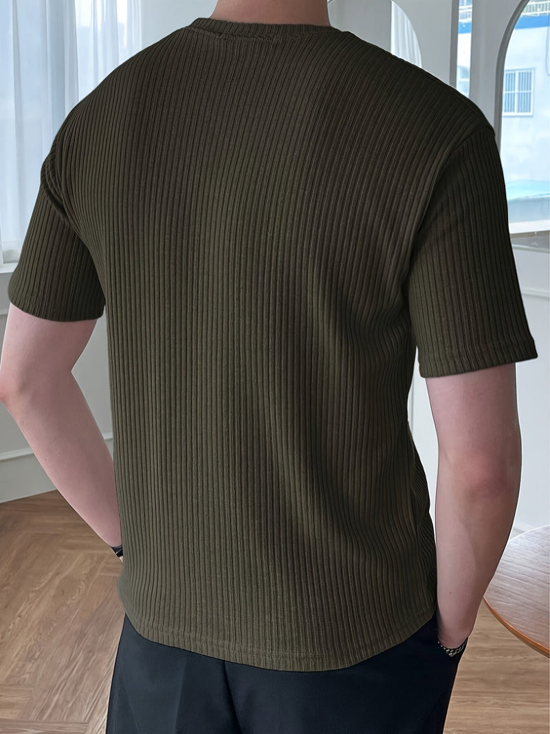 Mann trägt olivgrünes, geripptes T-Shirt, Rückansicht, moderne Herrenmode, lässiger Stil.