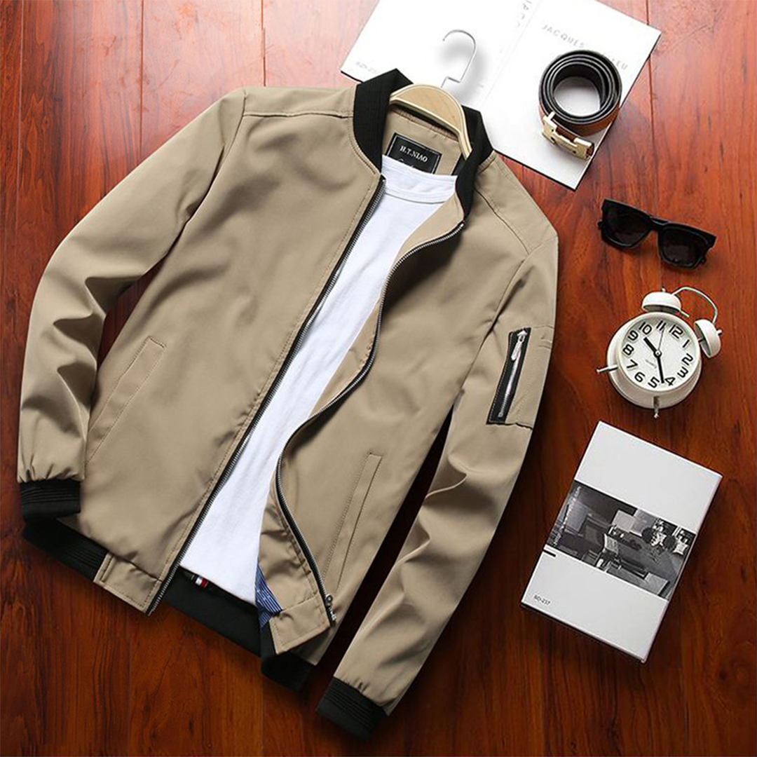 Beige Herren-Sommerjacke, stilvoll, kurz, mit Reißverschluss, auf Holztisch.