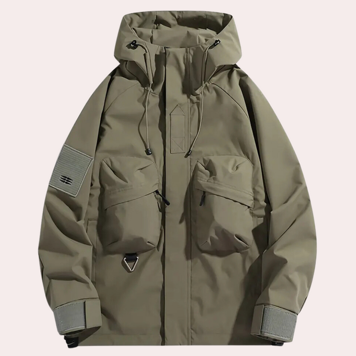 Khakifarbene Outdoorjacke mit Kapuze, Taschen und Reißverschlüssen, ideal für Herrenmode.