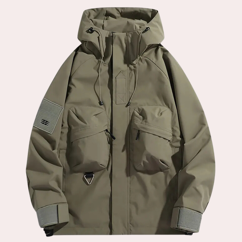 Khakifarbene Outdoorjacke mit Kapuze, Taschen und Reißverschlüssen, ideal für Herrenmode.