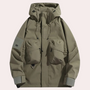 Khakifarbene Outdoorjacke mit Kapuze, Taschen und Reißverschlüssen, ideal für Herrenmode.