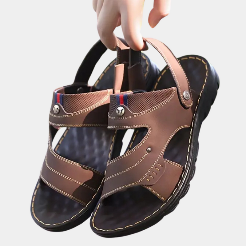Braune Ledersandalen für Herren, rutschfeste Sohle, ideal für Sommer und Freizeit.