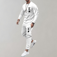 Weißer Herren-Trainingsanzug mit Karo-Muster, Langarmshirt und Jogginghose, sportlich, bequem.