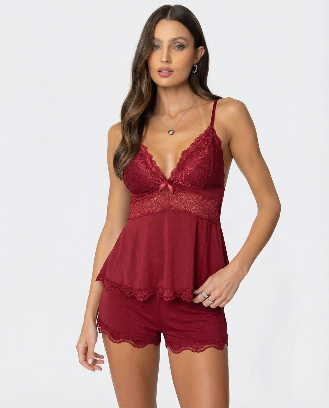 Dunkelrotes Schlafset mit Spitzenoberteil und Shorts, frontal am Model mit Herzkette 5
