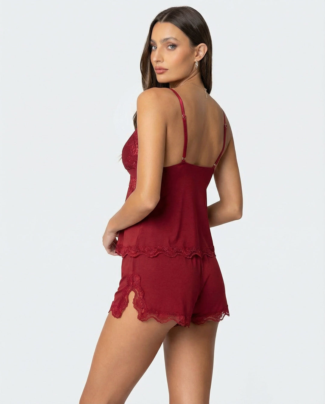Rückansicht des dunkelroten Sets mit Spitzenschlitz an der Shorts-Seite, Model schaut über die Schulter 7
