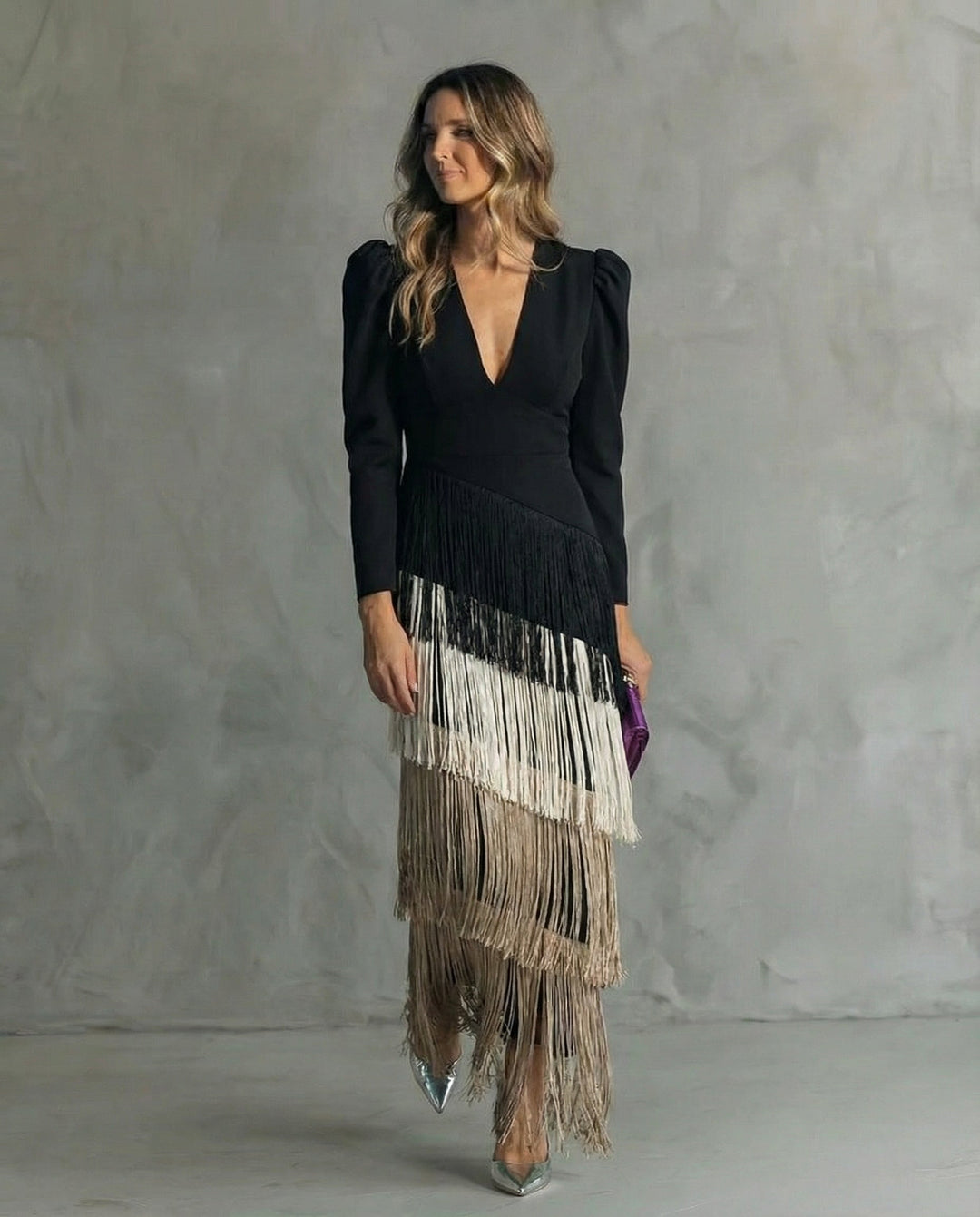Fransenkleid in Schwarz mit weißen und beigen Fransenlagen, getragen mit silbernen Pumps und lila Clutch 5