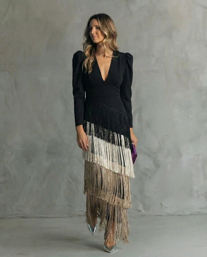 Fransenkleid in Schwarz mit weißen und beigen Fransenlagen, getragen mit silbernen Pumps und lila Clutch 5