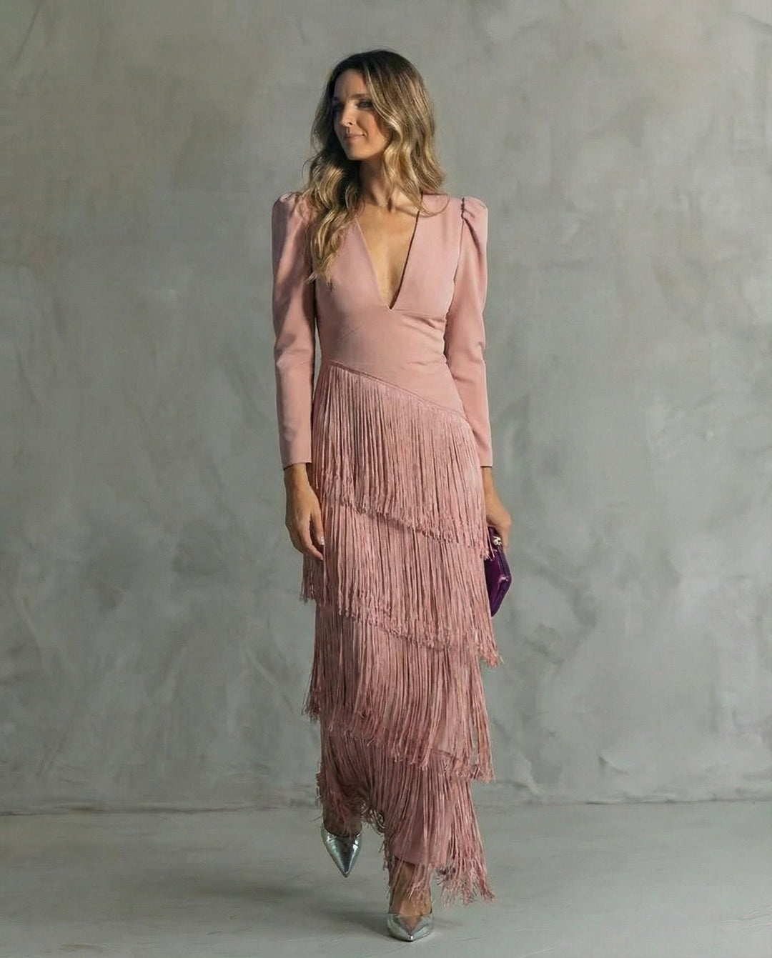Das Fransenkleid in zartem Rosa, vom Model mit Clutch und silbernen Pumps in ganzer Figur getragen 7