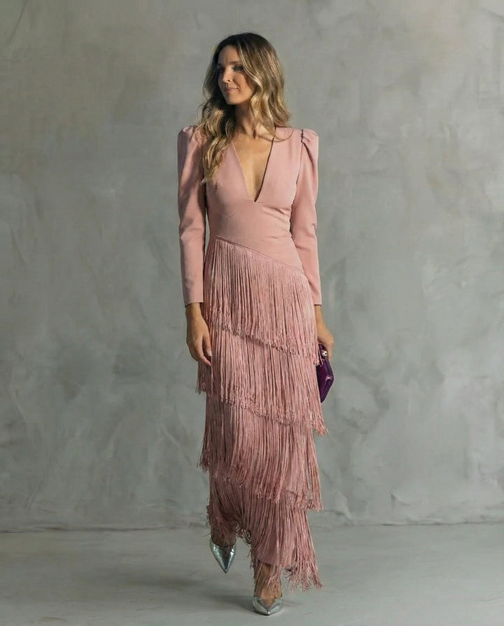 Das Fransenkleid in zartem Rosa, vom Model mit Clutch und silbernen Pumps in ganzer Figur getragen 7