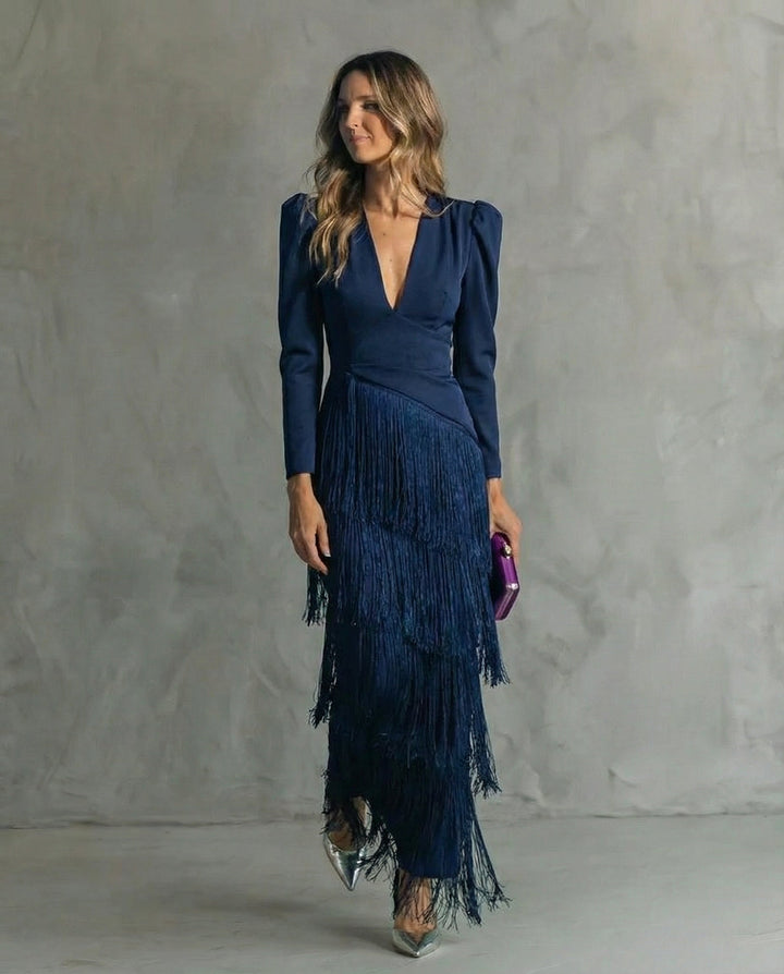 Das Kleid in Marineblau mit tiefem V-Ausschnitt und dichten, mehrlagigen Fransen am Rock 6