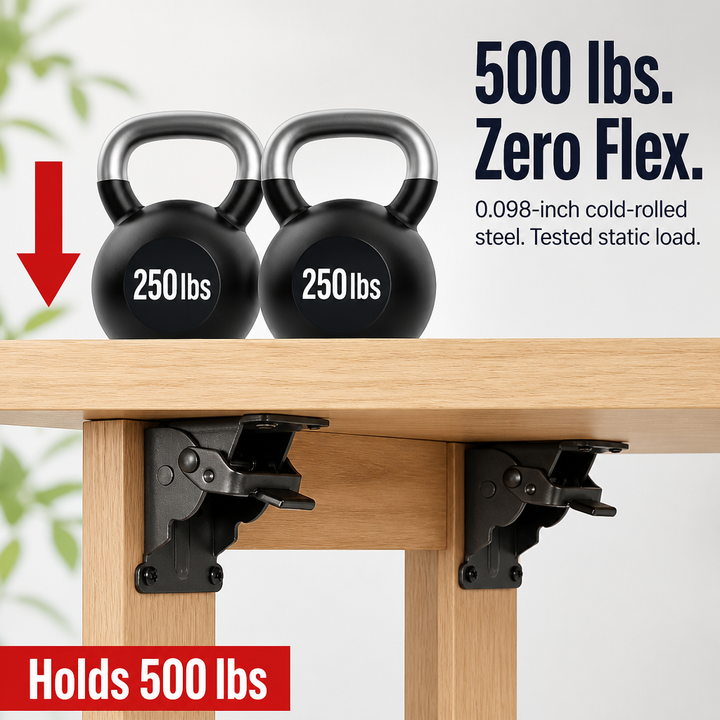 Zwei schwarze Halterungen tragen eine Holzplatte, auf der zwei Kettlebells stehen, als Beleg für die hohe Tragkraft. 5
