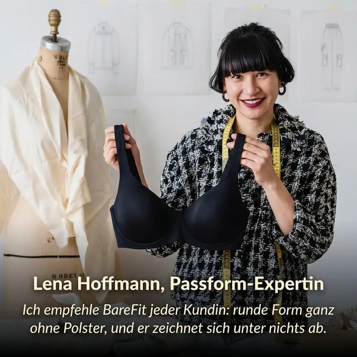 Lächelnde Schneiderin mit Maßband hält einen schwarzen Balconette-BH vor sich, im Hintergrund eine Schneiderpuppe und Modeskizzen. 5