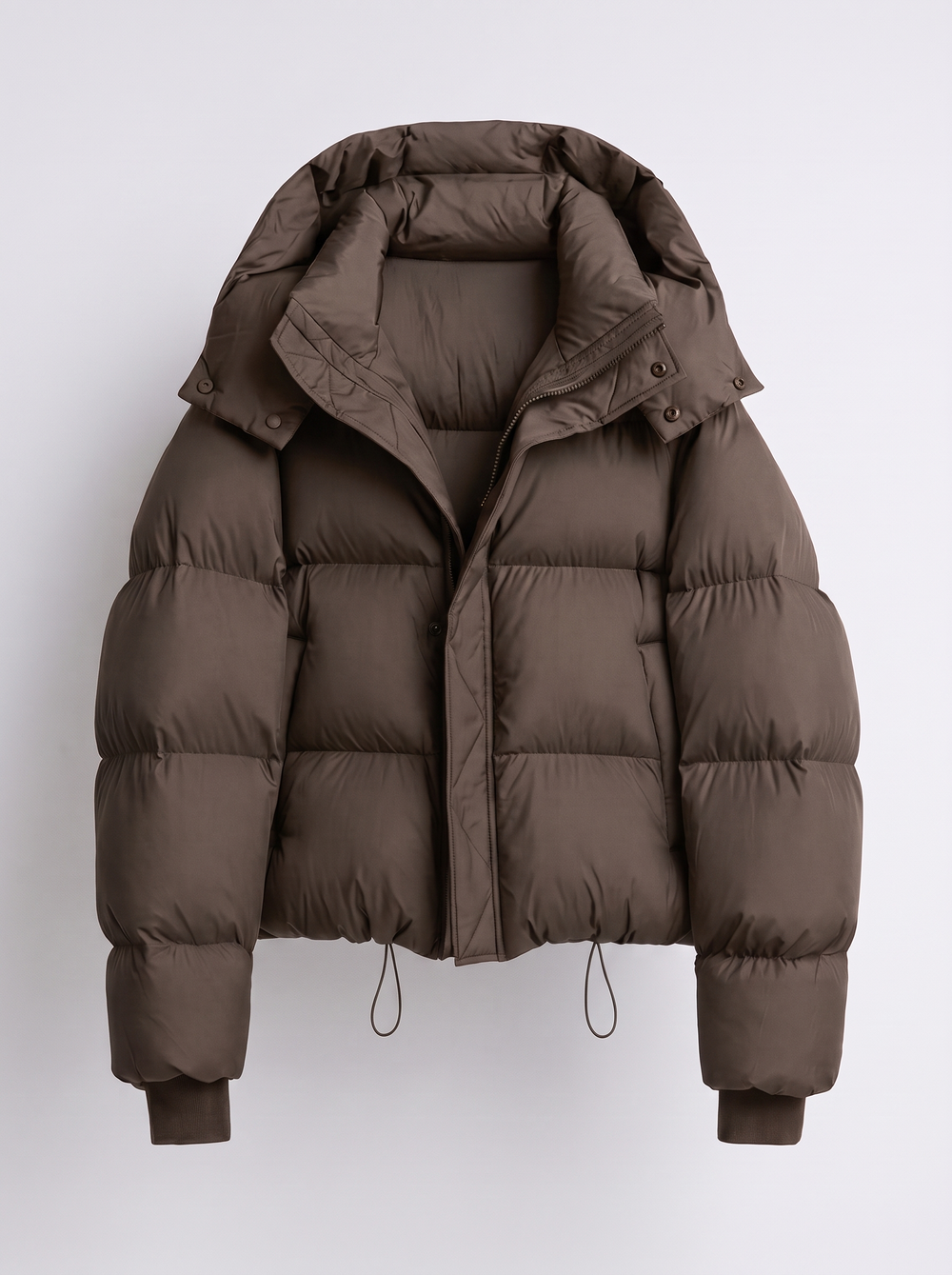 Braune Steppjacke mit Kapuze, Reißverschluss und Druckknöpfen, flach fotografiert, Vorderansicht 2