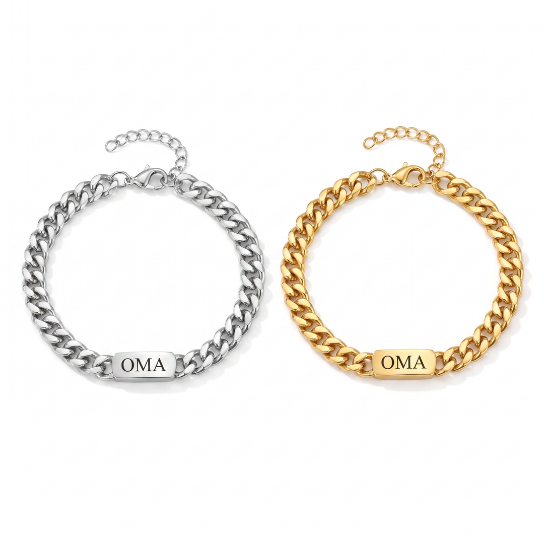 Zwei schlichte Gliederarmbänder nebeneinander, eines in Silber und eines in Gold, jeweils mit graviertem Mittelstück und Verlängerungskette. 9
