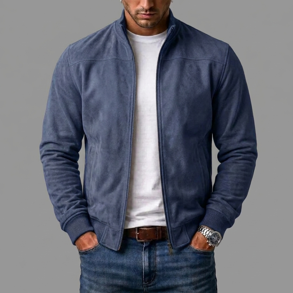 Mann trägt die offene Jacke in gedecktem Blau über weißem T-Shirt und Jeans, Hände in den Hosentaschen. 5