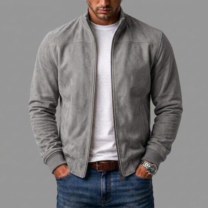 Graue Jacke aus Wildlederimitat mit Reißverschluss und Rippbündchen, offen über weißem T-Shirt getragen, Frontansicht am Model. 7