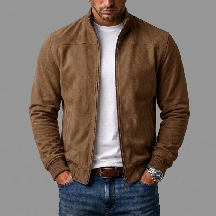 Mann trägt die offene Jacke in Mittelbraun über weißem T-Shirt und Jeans, mit Strickbündchen an Ärmeln und Saum. 4