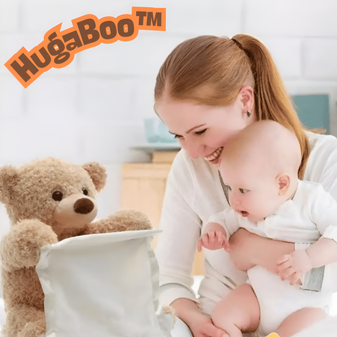 Lächelnde Frau mit Baby auf dem Arm blickt auf den hellbraunen Plüschbären, der hinter einem cremefarbenen Tuch hervorschaut. 6