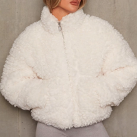 Frau in weißer Teddyfelljacke, Reißverschluss, modisch, warm, Winterkleidung, Damenmode.