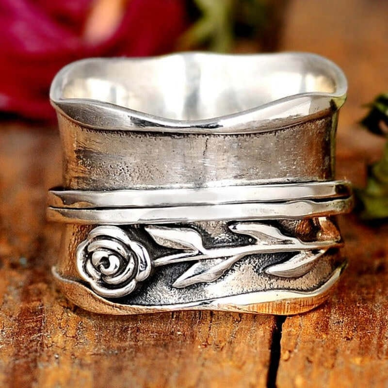 Handcrafted silver ring with floral motif - Purple