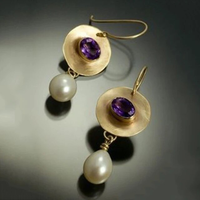 Forgyldte vintage-øreringe med perle og violet zirkonia – Amarise