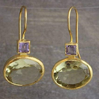 Pendientes dorados vintage con cristal verde – Lucinia