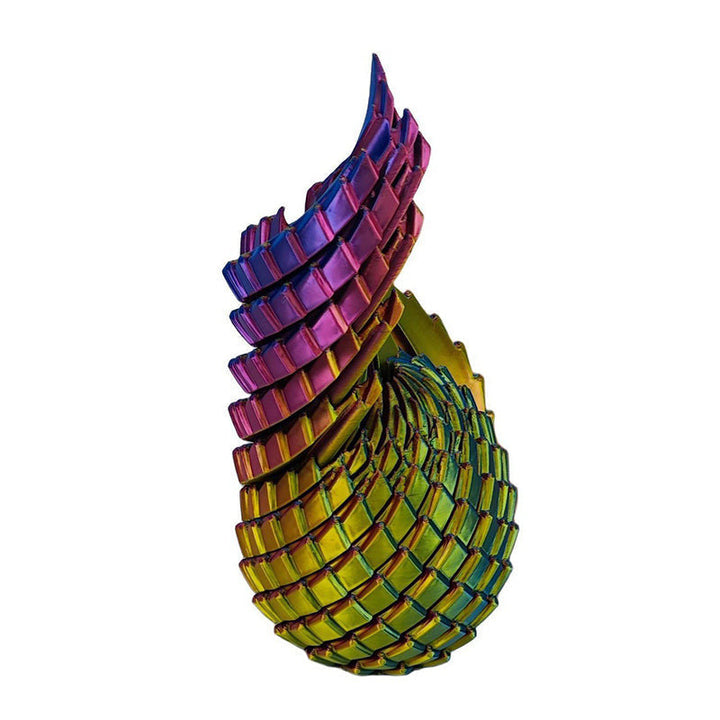 Freigestelltes Drachenei, dessen obere Hälfte zu einer geschwungenen Spirale verdreht ist, in Violett, Pink, Gelb und Grün schimmernd. 8
