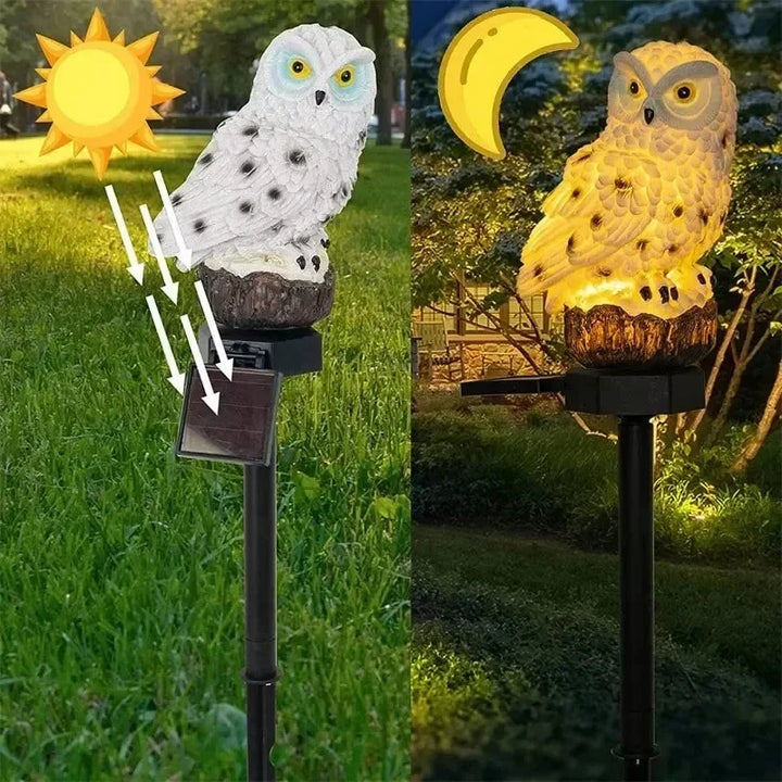 Links Sonnenstrahlen fallen auf das Solarpanel der weißen Eule, rechts leuchtet sie nachts warm unter einem Mondsymbol. 6