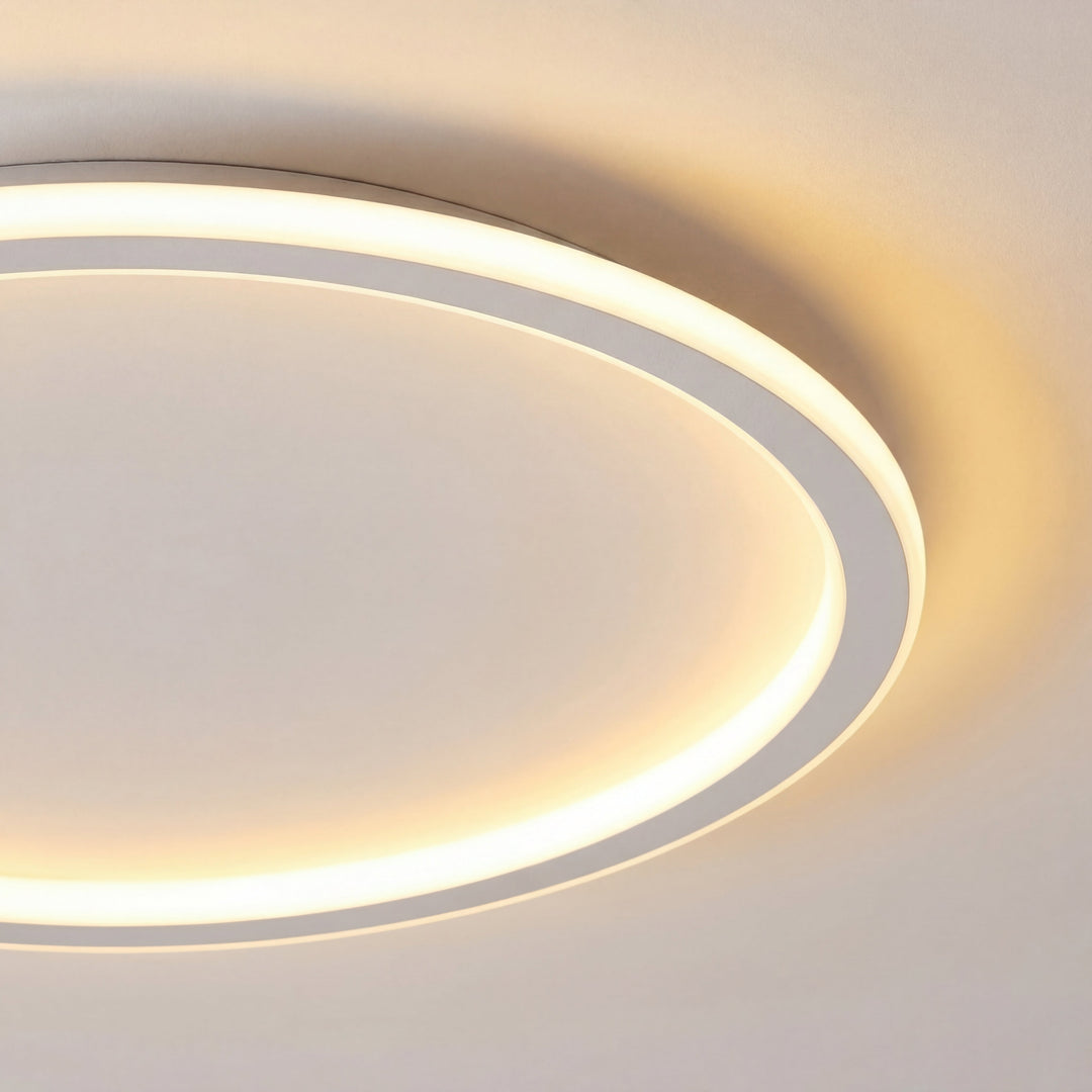 Nahaufnahme des leuchtenden Rings mit weißem Rahmen und warmem, weichem Lichtschein auf der Decke. 2