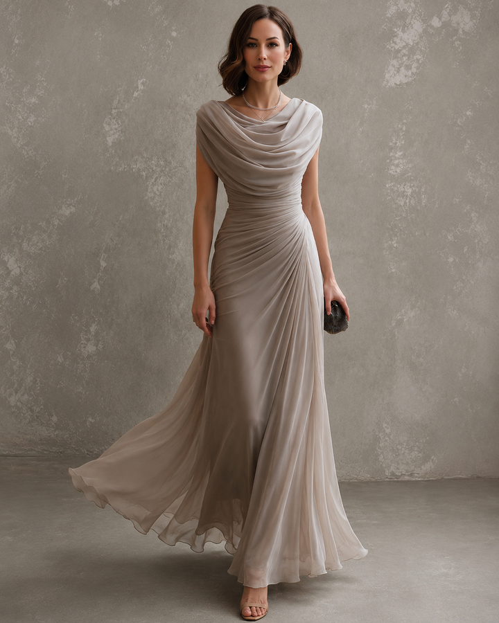 Frontansicht in Taupe: Model im ärmellosen Kleid mit Wasserfallausschnitt, gerafftem Oberteil und fließendem Rock, Clutch in der Hand. 1