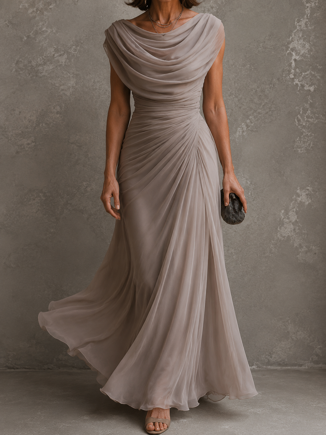 Taupefarbenes Kleid im Bewegungsbild: Drapierter Ausschnitt, Raffungen an der Taille und fließender, durchscheinender Rock im Schwung. 8