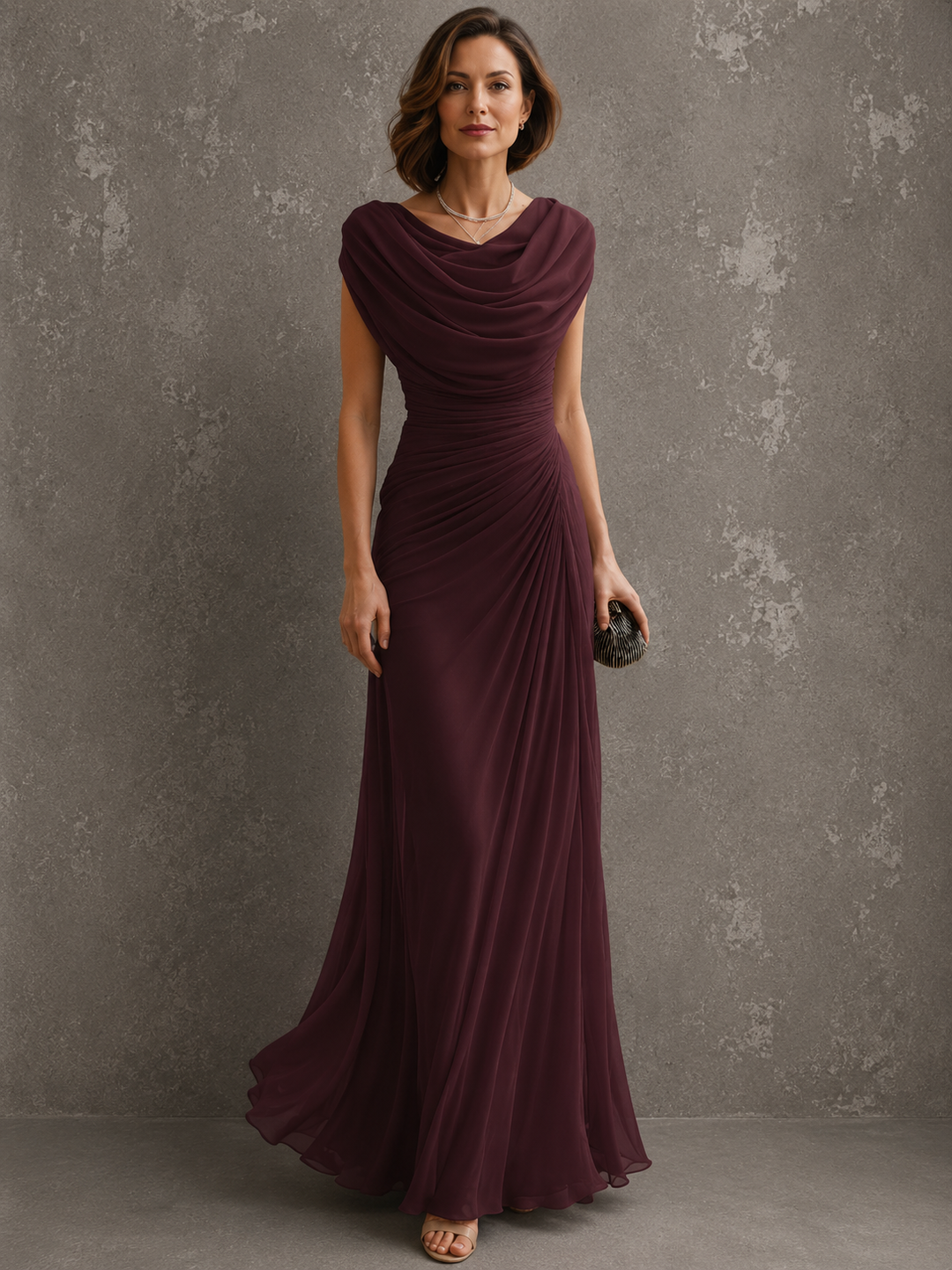 Frontansicht in dunklem Weinrot: Model im ärmellosen Kleid mit Wasserfallausschnitt, gerafftem Oberteil und fließendem, bodenlangem Rock. 3