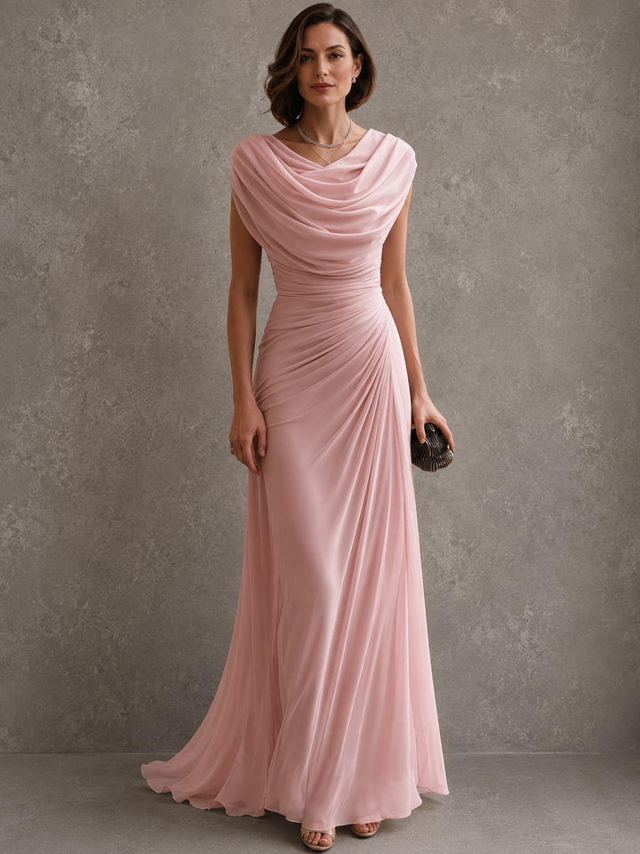 Frontansicht in zartem Rosa: Model im ärmellosen Kleid mit Wasserfallausschnitt, seitlichen Raffungen und fließendem, bodenlangem Rock. 5