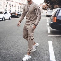 Mann in khakifarbenem Jogginganzug auf Straße, sportlich, lässig, Herrenmode, Freizeitkleidung.