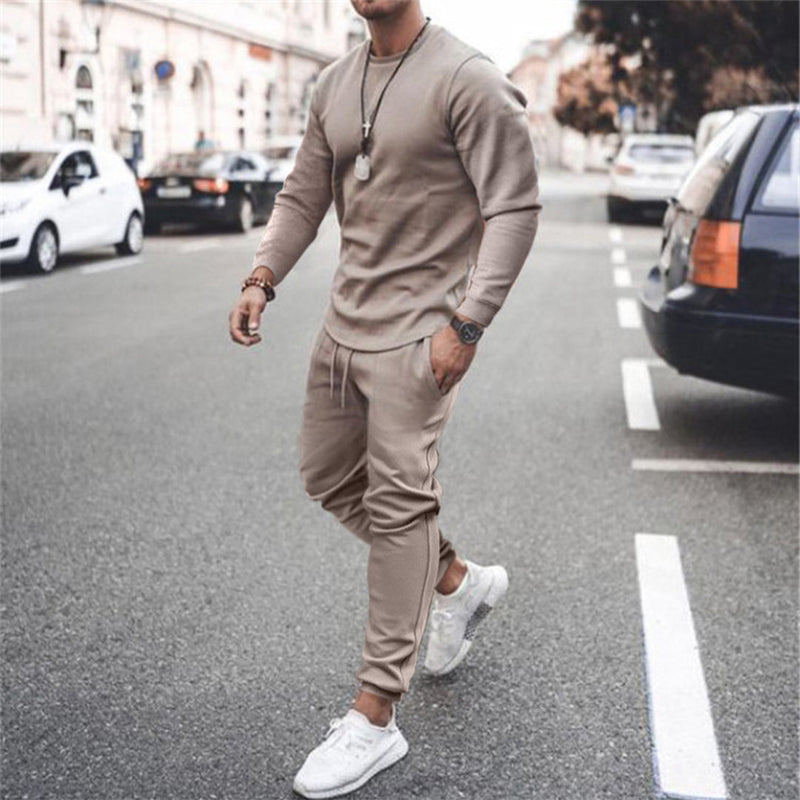 Mann in khakifarbenem Jogginganzug auf Straße, sportlich, lässig, Herrenmode, Freizeitkleidung.