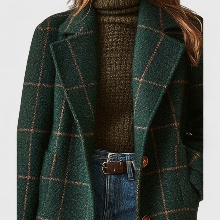 Nahaufnahme von Revers und Oberkörper des Mantels über braunem Rollkragenpullover, mit Knopfleiste und Gürtel der Jeans. 3