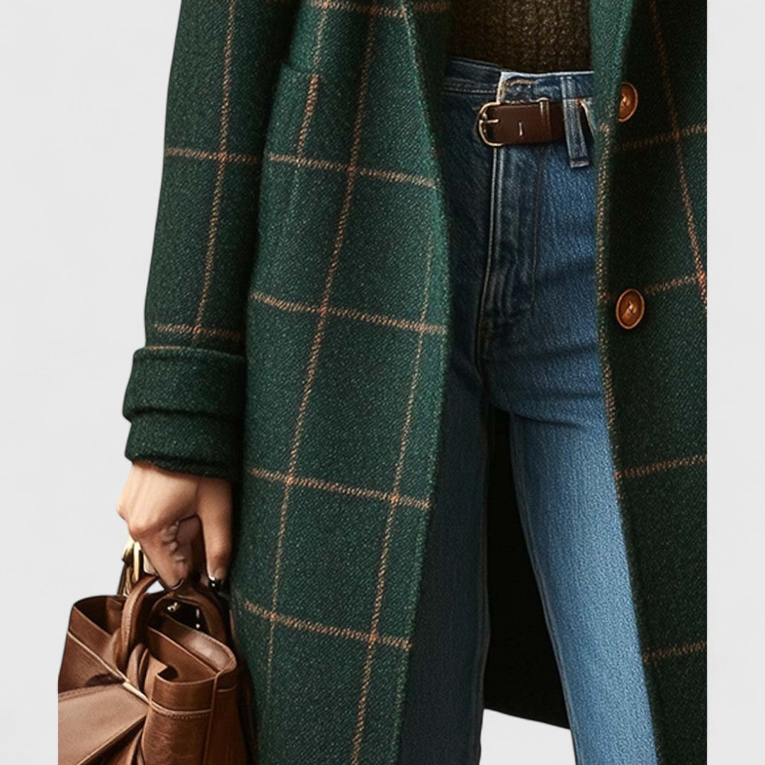 Detailaufnahme der Vorderseite mit aufgesetzter Tasche, umgeschlagener Manschette, Knöpfen und der in der Hand gehaltenen braunen Ledertasche. 4