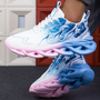 Weiße Sneaker mit blau-rosa Sohle, modisches Design, atmungsaktives Material, Herrenmode.