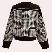 Schwarz-weißer Hahnentritt-Pullover, Damenmode, Strick, geometrisches Muster, Herbstkleidung.