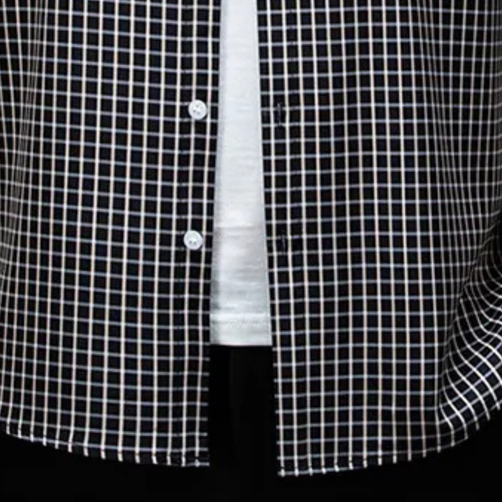 Schwarz-weiß kariertes Hemd, Baumwolle, Knopfleiste, Herrenmode, lässiger Stil.