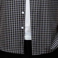 Schwarz-weiß kariertes Hemd, Baumwolle, Knopfleiste, Herrenmode, lässiger Stil.