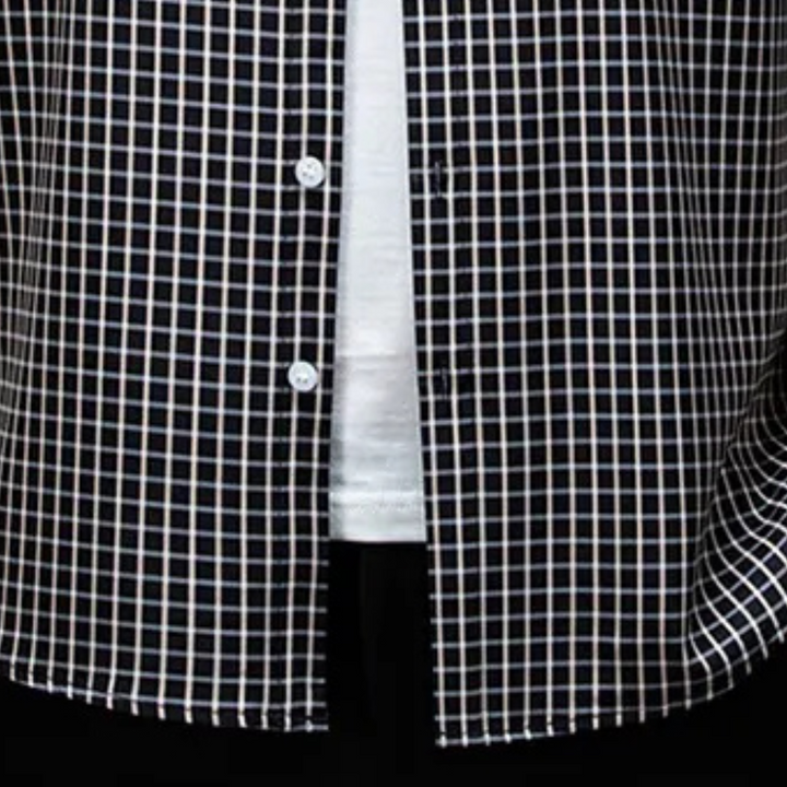 Schwarz-weiß kariertes Hemd, Baumwolle, Knopfleiste, Herrenmode, lässiger Stil.