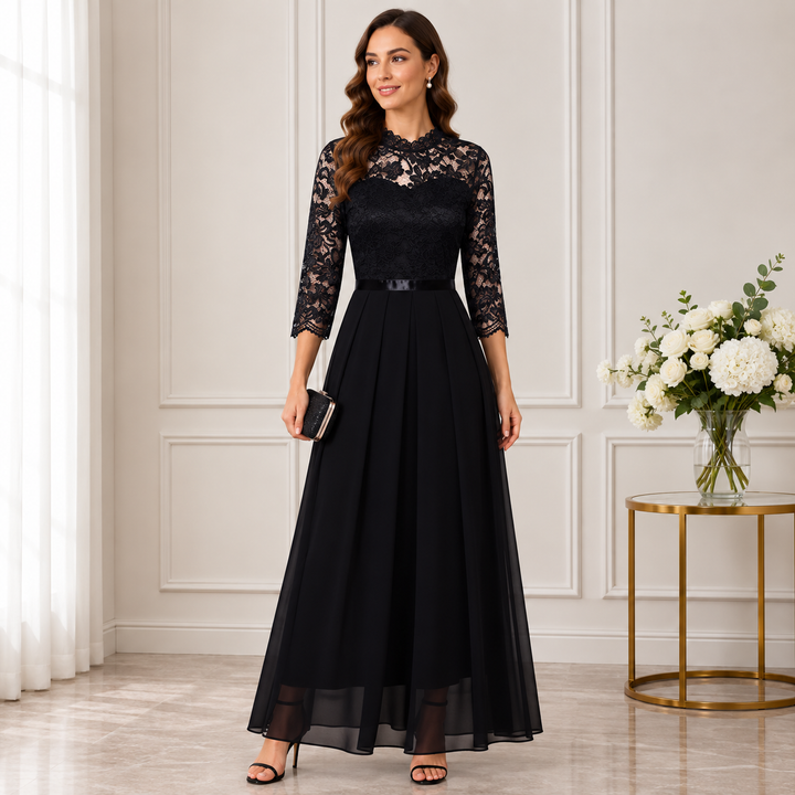 Schwarzes Maxikleid mit Spitzenoberteil, Stehkragen und weit fließendem Chiffonrock, getragen mit schwarzer Clutch und 3