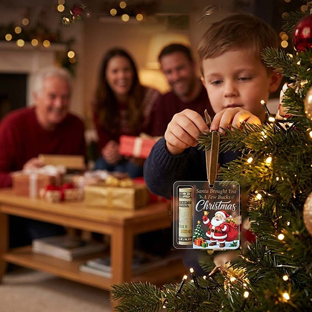 Kind befestigt den Anhänger mit Geldschein am Weihnachtsbaum, im Hintergrund sitzt die Familie bei Geschenken am Tisch. 11